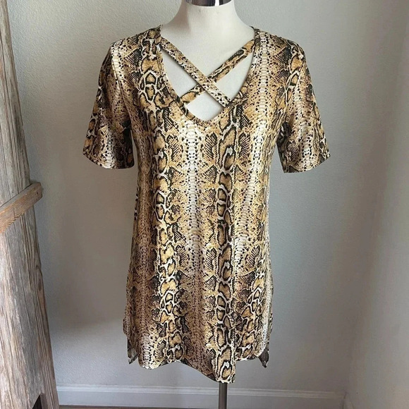 Now n forever women tunic top snakeskin size medium new stretchy western boho - Picture 1 of 5